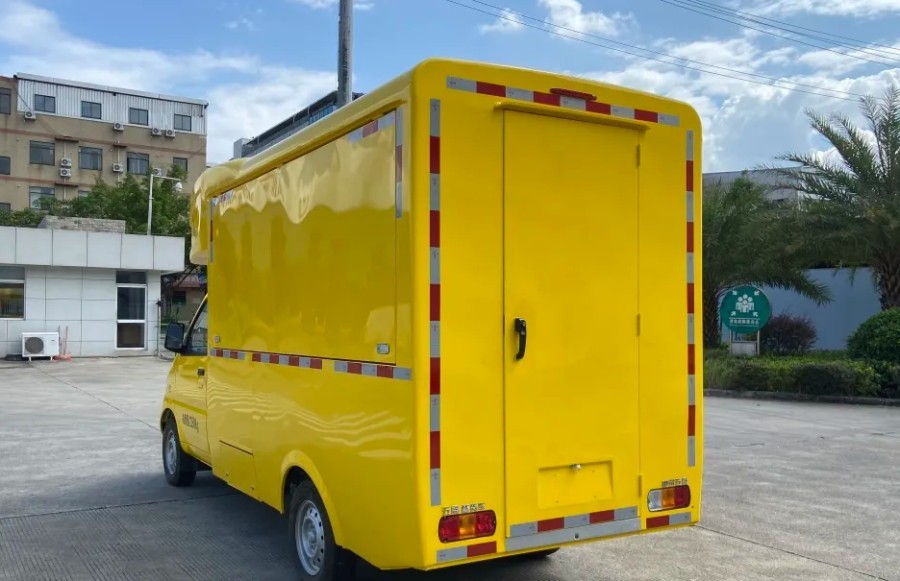 五菱售货车化身“榴莲多”移动售卖车，走街串巷送福利