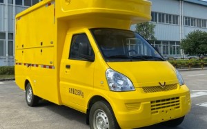 五菱售货车化身“榴莲多”移动售卖车，走街串巷送福利