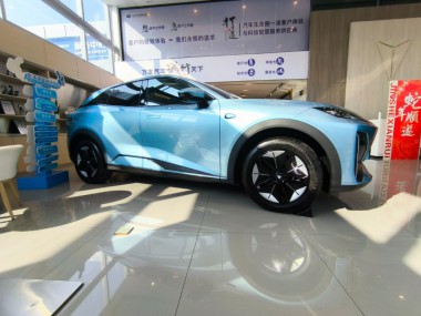 2024款深蓝S07外观图