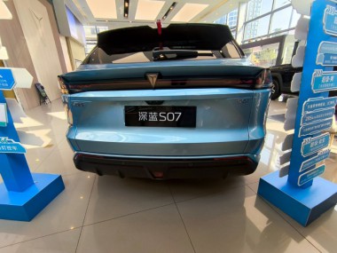 2024款深蓝S07外观图