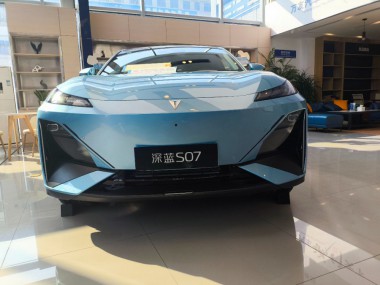2024款深蓝S07外观图